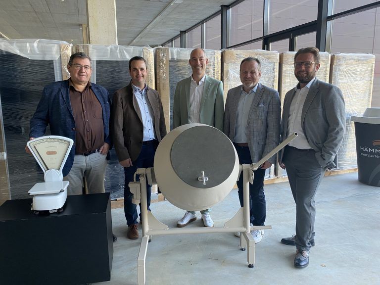 V. l.: Willi Müller (Bgm. Thüringerberg), Martin Schanung (Bgm. Ludesch), Markus Hämmerle (GF Hämmerle Kaffee), Harald Witwer (Bgm. Thüringen) und Roland Köfler (Vize-Bgm. Bludesch) bei der Firmenbesichtigung von Hämmerle Kaffee. <span class="copyright">Bilder: VN/JUN</span>