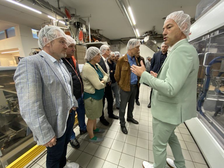 Die Unternehmer und Bürgermeister besichtigten auch die Abfüll- und Verpackungsanlage.