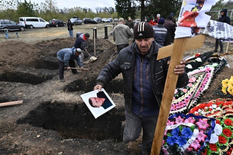 Immer mehr Gräber: Der russische Angriffskrieg auf die Ukraine hat schon Tausende Todesopfer gekostet. AFP