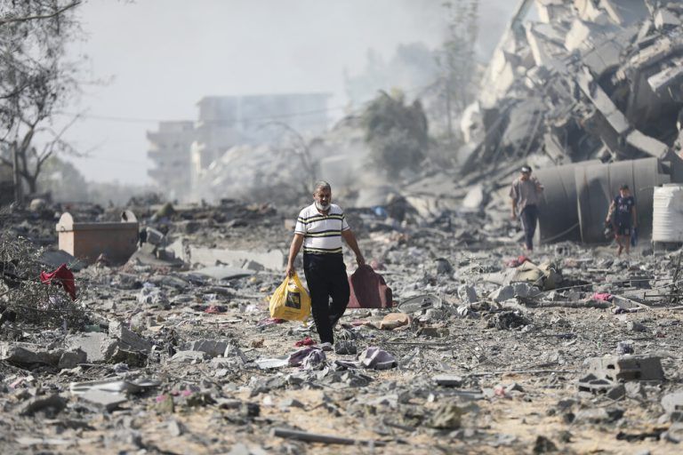 In al-Zahra außerhalb von Gaza-Stadt läuft ein Mann durch die Trümmer von Gebäuden, welche durch israelische Bombardierung zerstört wurden. AP, Reuters, AFP