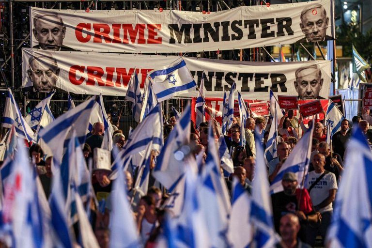 In Israel wird weiter gegen die Justizreform der Regierung von Benjamin Netanjahu demonstriert, wie am Sonntag in Tel Aviv. AFP
