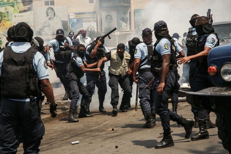 In Madagaskar wird ein Leibwächter von Marc Ravalomana, früher Präsident und jetzt wieder Kandidat dafür, verhaftet. Es herrschen politische Unruhen. AFP