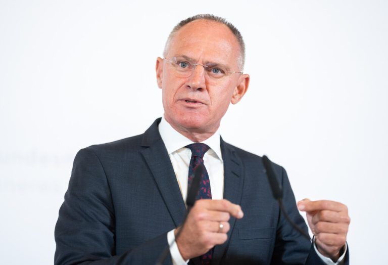 Innenminister Karner möchte eine Ausweichroute über Österreich verhindern.