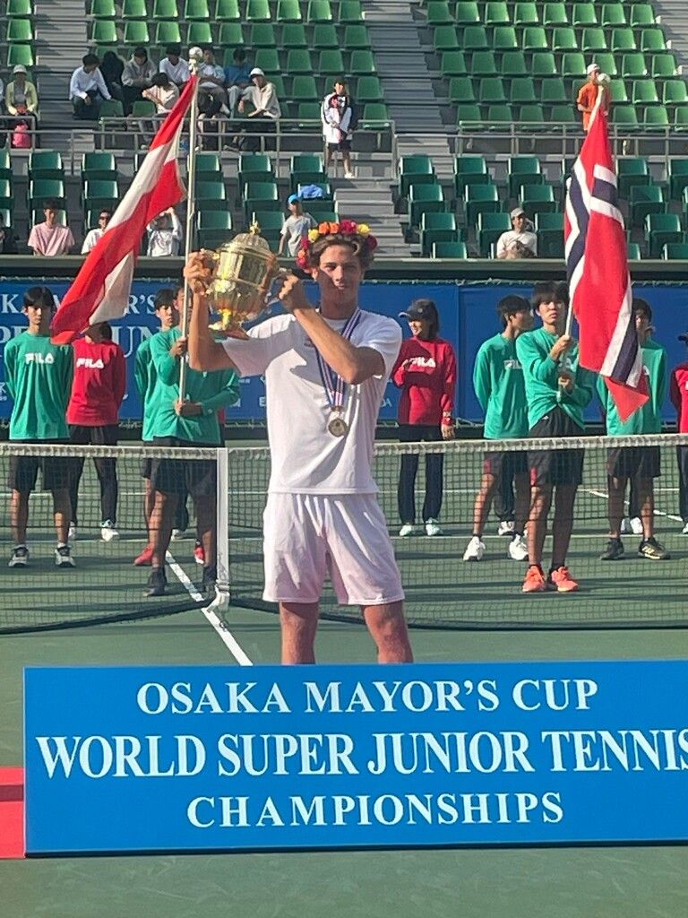 Schwärzler auf einer  Stufe mit Dominic Thiem