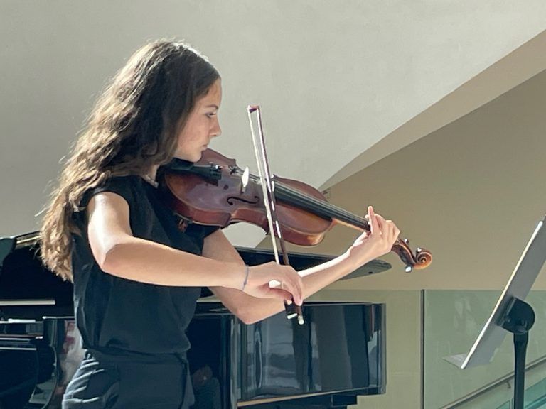 Clara Stefanon spielte die "Frühlingssonate" für Violine und Klavier von Ludwig van Beethoven.
