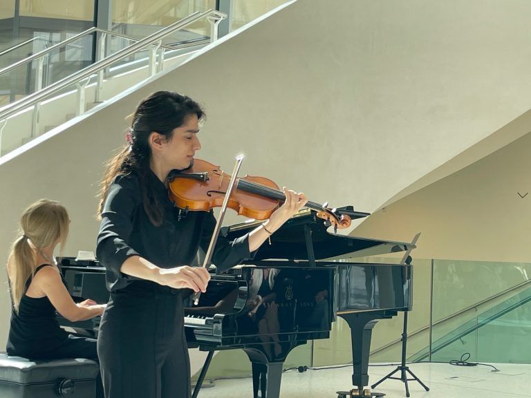 Sehr gefühlvoll erklang Mendelssohn Bartholdy mit Negin Bagheri Fasani an der Violine.