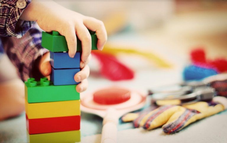 Kinder lernen auch und im sprichwörtlichen Sinn vor allem durch Be-Greifen.