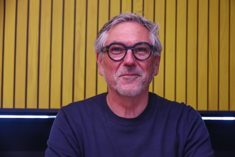 <p class="caption">Designer und Kommunikationsexperte Sigi Ramoser gehört zum Projektteam von Herbert Oberscheider. Dazu gehört auch Stararchitekt Dietmar Eberle. <span class="copyright">VN/Steurer</span></p>