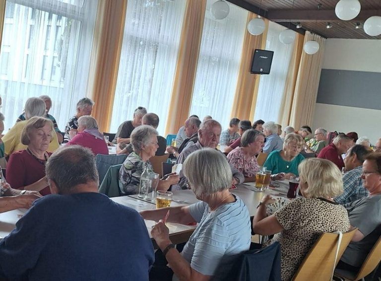 Konzentrierte Spieler blicken auf ihre Karten, die Spannung ist spürbar. PVÖ Dornbirn