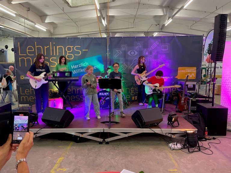 Die "Rasselbänd" von der Musikschule Walgau mit Jana und David am Mikro rockte die Messe.