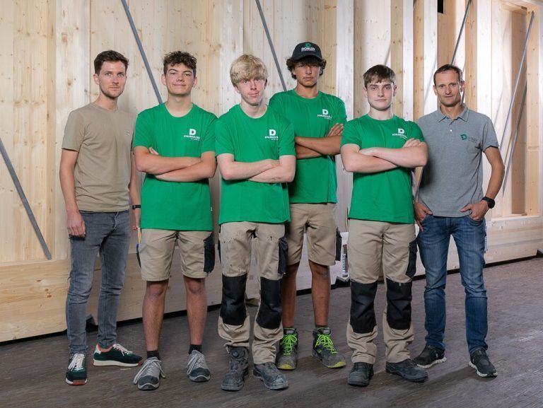 Lehrlinge Die Firma Dobler Holzbau in Röthis begrüßt vier neue Mitarbeiter, die heuer die Lehre als Zimmerer begonnen haben. Durch die Lehrzeit werden sie von Benedikt Corn und Robert Kathan begleitet. dobler/Weissengruber