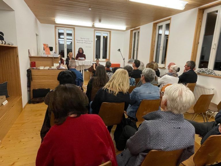 Zahlreiche Gäste verfolgten den spannenden lyrischen Abend.