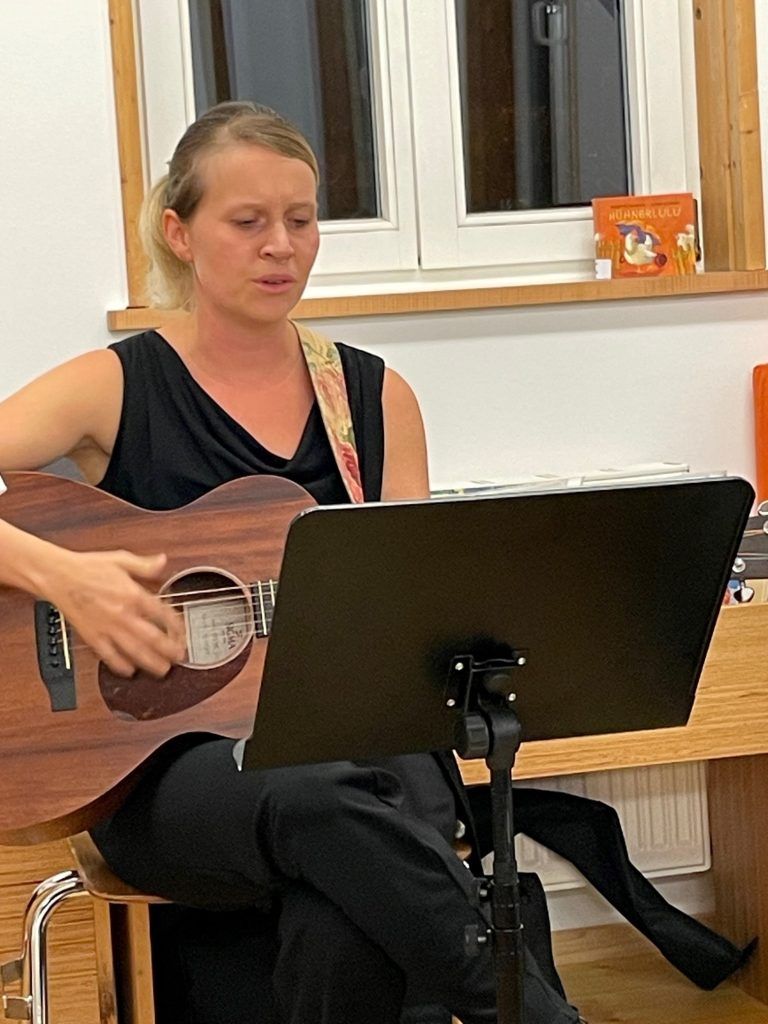 Hannah Juriatti aus Nüziders begleitete den Abend mit gefühlvoller Gitarrenmusik.