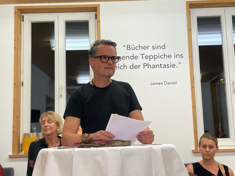 Paul Hammer setzte sich aus aktuellem Anlass auch lyrisch mit dem Thema Krieg auseinander.
