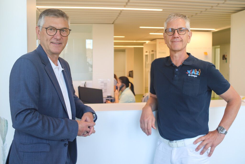 Manfred Brunner (l.) bei Harald Geiger: Sein KinderÄrzteZentrum war Vorbild für eine weitere gleichartige Einrichtung in Feldkirch. ögk