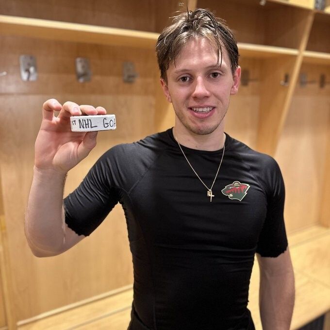 Marco Rossi mit dem Puck zum Treffer
