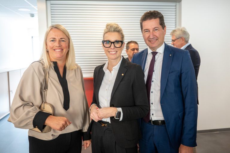 Marion Netzer (Vitalquelle Schruns) mit Wiener-Städtische-Generaldirektor-Stv. Sonja Steßl und Sparkasse-Vorstandschef Harald Giesinger (v. l.). VN/Rhomberg