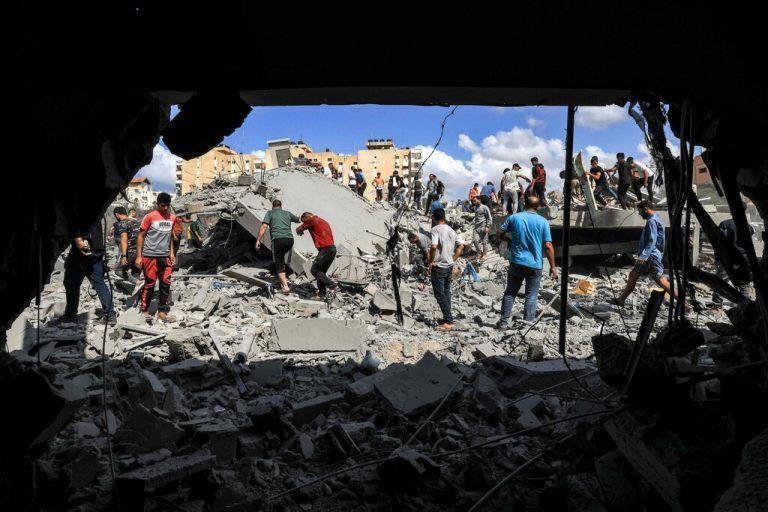 Menschen untersuchen die Trümmer eines Gebäudes in Khan Yunis. AFP
