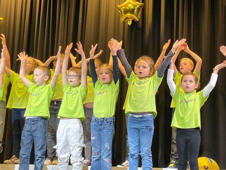 Am Anfang hatten die Kleinen ihren ganz großen Auftritt mit dem Kinderchor "Schubidu".
