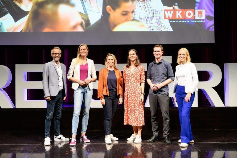 Michael Moosbrugger (WKV Lehrlingsstelle), Referentin Miriam Höller, WKV-Vizedirektorin Gudrun Petz-Bechter, Lena Fritsch (WKV Lehrlingsstelle), Referent Henning Beck und Moderatorin Heidi Winsauer (v. l.). Matthias Rhomberg