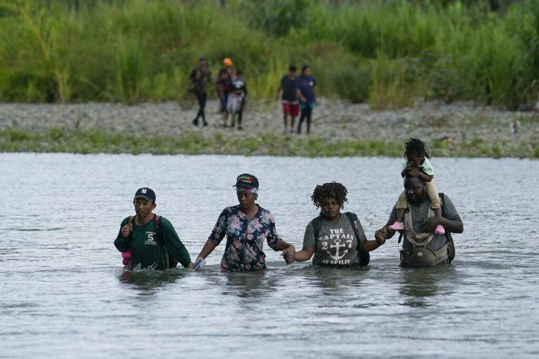 Migranten aus Haiti überqueren den Turquesa-Fluss in Panama, nachdem sie durch den gefährlichen Darién Gap gewandert sind. AFP
