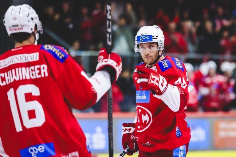Mit Simeon Schwinger (l.) und Johannes Bischofberger (r.) hatten zwei Vorarlberger in Diensten des KAC großen Anteil am Sieg gegen die Pioneers.Gepa