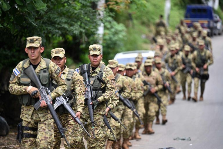 Mit Waffen und kugelsicheren Westen ausgerüstet, kämpften 4000 Soldaten und Polizisten in El Salvador gegen Bandenmitglieder. AFP