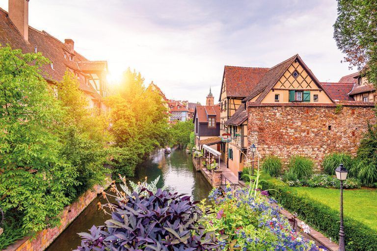 Mittelalterliche Architektur und malerische Kanäle prägen Colmar.Shutterstock