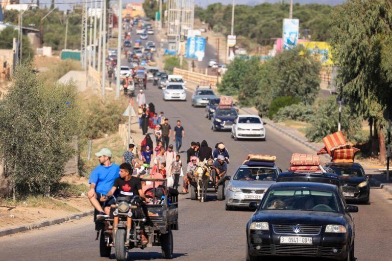 Nach dem Aufruf durch Israels Militär fliehen Menschen aus Gaza-Stadt.AFP