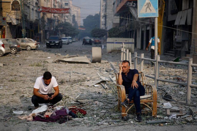 Nach den israelischen Gegenschlägen saßen diese Palästinenser in Gaza auf der Straße.Reuters