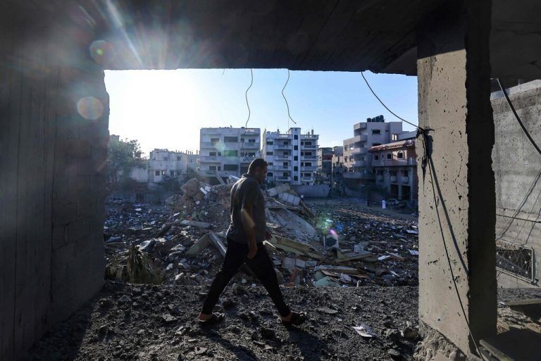 Nach einem israelischen Luftangriff im Flüchtlingslager Rafah im Süden des Gazastreifens läuft ein Mann durch Trümmer eines Gebäudes.  AFP