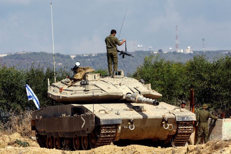 Nahe der israelischen Grenze zum Libanon im Norden bringen sich israelische Soldaten in Stellung. Reuters