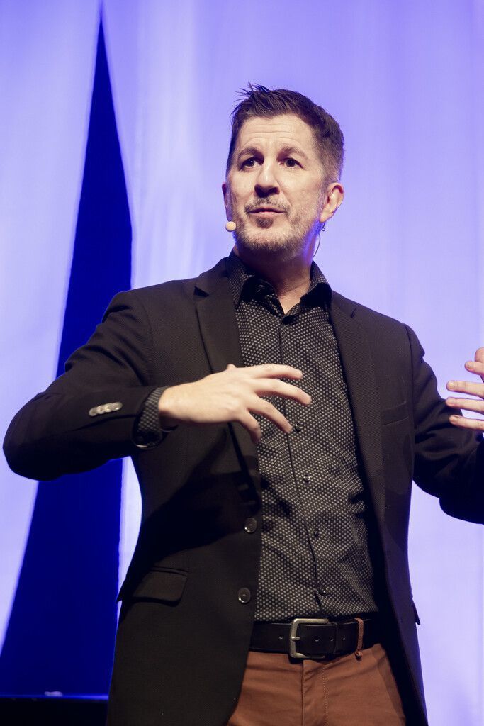 Neurobiologe Marcus Täuber sprach darüber, wie man die Superkräfte des Gehirns entdeckt und für seine Performance nutzt.