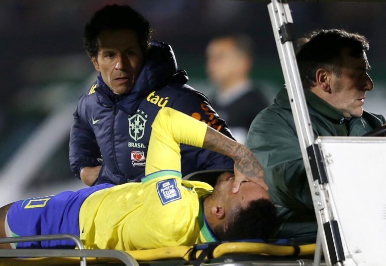 Neymar komnte das Spielfeld nicht mehr aus eigener Kraft verlassen.reuters