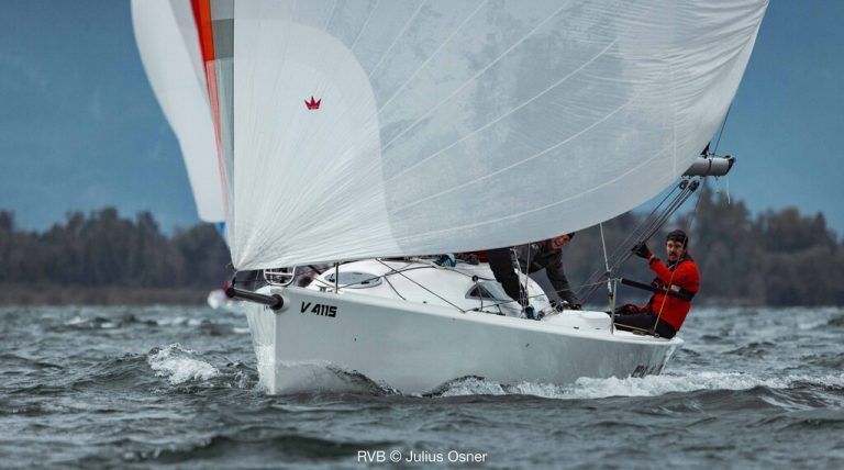 Nico Höss vom Bregenzer Segelclub holte sich die Siegertrophäe in der Jahreswertung in der Overallwertung aller ORC-Klassen auf der Kurzstrecke.Julius Osner
