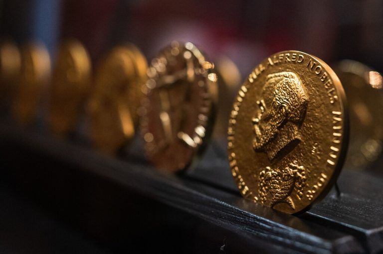 Nobelpreismedaille mit dem Konterfei des Stifters. ap
