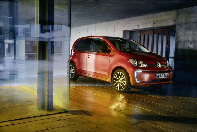 Noch 2023 wird VW die Produktion seiner Kleinstwagen-Baureihe Up einstellen. Das zunächst vom britischen Magazin Autocar angekündigte Ende wurde nun gegenüber der Süddeutschen Zeitung von einem VW-Pressesprecher bestätigt. Demnach werden in Deutschland bereits keine Neuwagenbestellungen mehr angenommen, Händler-Bestände sind jedoch vorerst verfügbar. Im vierten Quartal soll die Produktion in VW-Werk Bratislava enden. Der Baustopp betrifft den konventionell sowie elektrisch angetriebenen E-Up. Einen Nachfolger der Elektro-Version wird es wohl erst 2026 mit dem ID.2all geben.