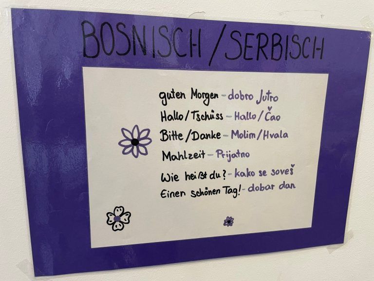 Überall im Schulhaus sind wichtige Schlüsselbegriffe in den einzelnen Sprachen ausgehängt.