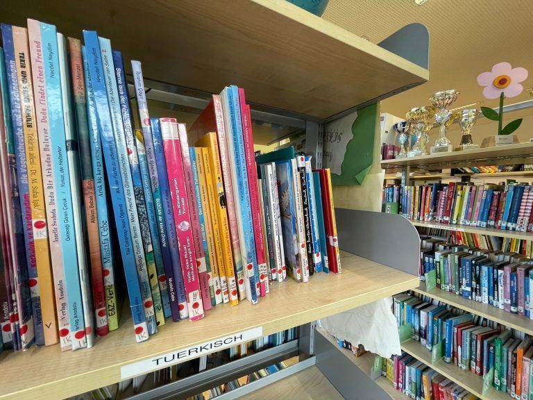 In der mehrsprachigen Bibliothek gibt es Schulbücher in verschiedenen Sprachen.