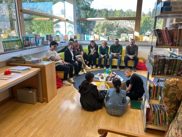 Eine Delegation aus Südtirol bewunderte jüngst die Sprachenvielfalt an der Volksschule Oberau. 