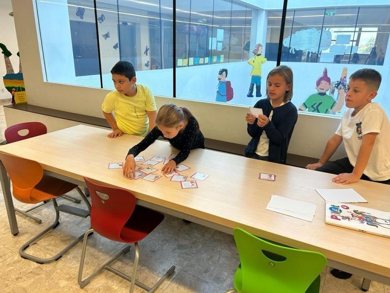 Mit den Sprachen wird auch gebastelt, wie für das Kinderbuch "Die kleine Raupe Nimmersatt".