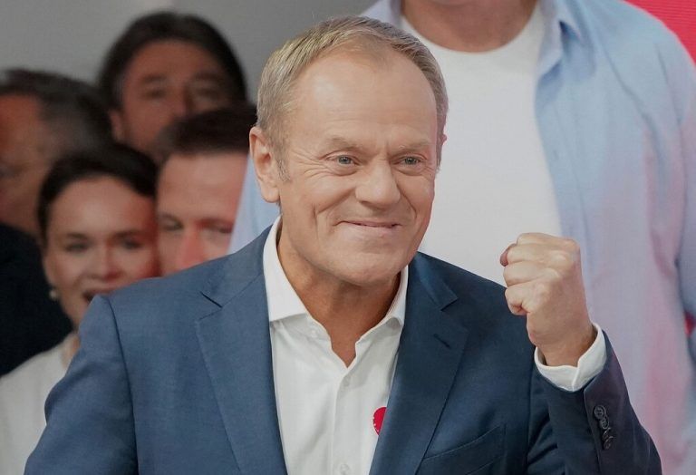 Oppositionsführer Donald Tusk jubelte bereits am Wahlabend. Das endgültige Ergebnis dürfte aber erst heute feststehen. AFP