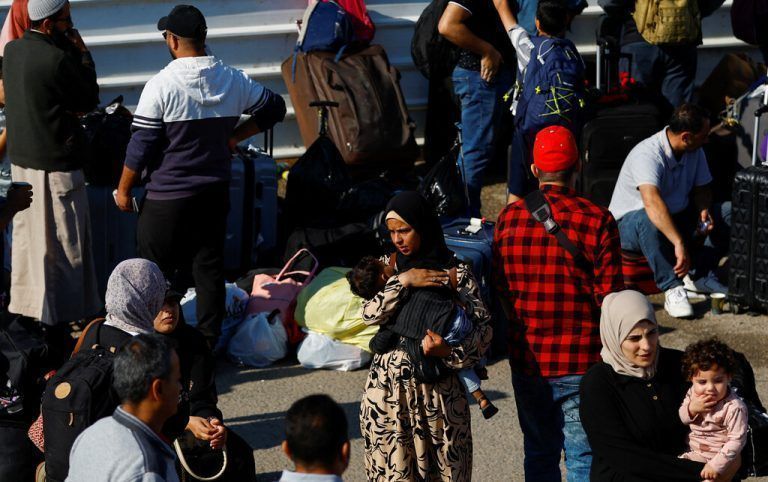 Palästinenser mit doppelter Staatsbürgerschaft warten in der Hoffnung, aus dem Gazastreifen ausreisen zu können, vor dem Grenzübergang zu Ägypten. Reuters