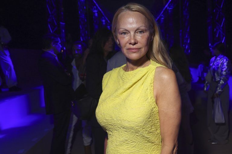 Pamela Anderson hat sich auf der Fashion Week in Paris weitgehend ungeschminkt gezeigt. AP