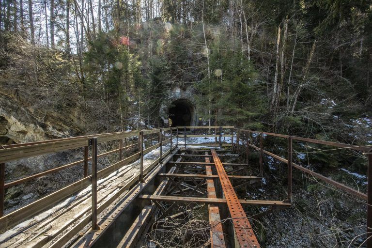 Die Strecke Kennelbach – Doren Ausgehend vom Bahnhof Kennelbach dokumentieren die nächsten Fotos die Bahntrasse und deren Zustand. Nach Kennelbach trat die Strecke ins Achtal ein, wo die Trasse flussaufwärtsgesehen links lief. Die Fotos sind teilweise in Richtung “Bezau” und teilweise in Richtung “Bregenz”. Bei der Orientierung hilft folgendes : Fotos Richtung “Bezau” sind immer […]