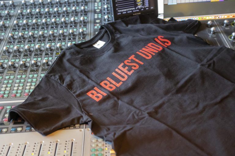 „Bi Bluest und Is“ bedeutet auf Hochdeutsch „Bei Blüte und Eis“.   <span class="copyright">Beate Rhomberg</span>