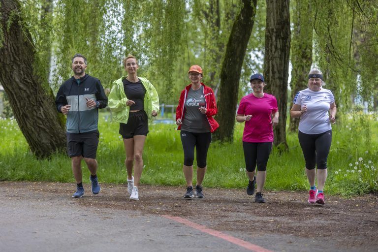 Die VN-Laufgruppe beim Trainingsstart im Mai (v. l.): Ralph Moser, Diana Rupp, Sabine Greber, Nadine und Sabine Spanring. Nicht am Bild Walter Zugg. <span class="copyright">Paulitsch</span>