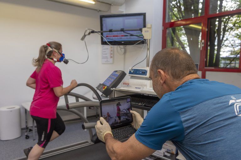 Vor Beginn des Trainings nahm Laufexperte Günter Ernst die Truppe unter seine Fittiche.