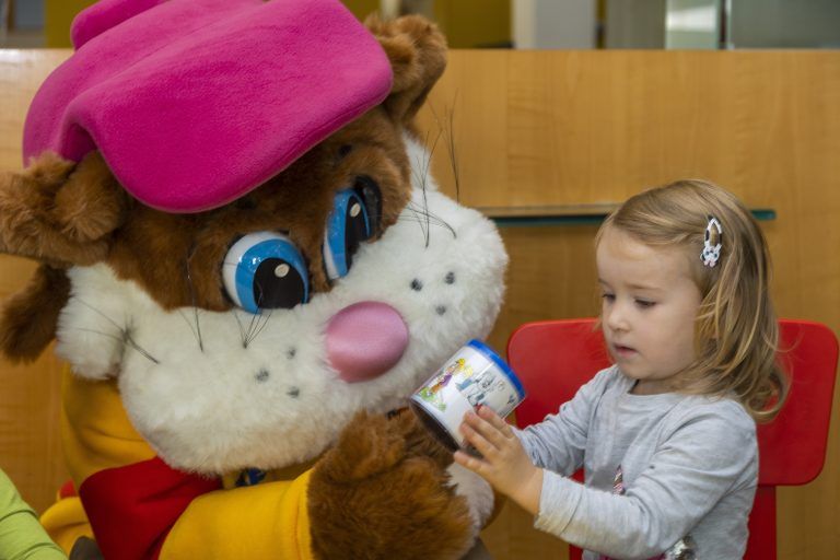 Feature Weltspartag in der Volksbank in Rankweil Belinda mit Maskottchen MIKE BILDER VERWENDUNG NUR FÜR VN!!!!! KEINE ANDERE VERWENDUNG!!!