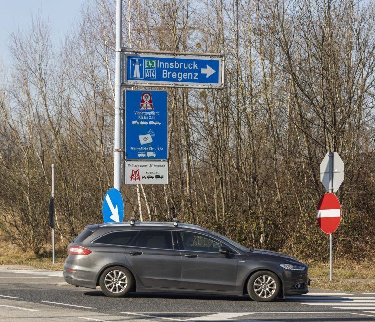 Derzeit weist, wie hier in Lochau, ein kleines, weißes Schild auf die Vignettenbefreiung hin. <span class="copyright">VN/Paulitsch</span>